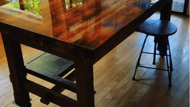 Epóxi cristal em mesa de madeira